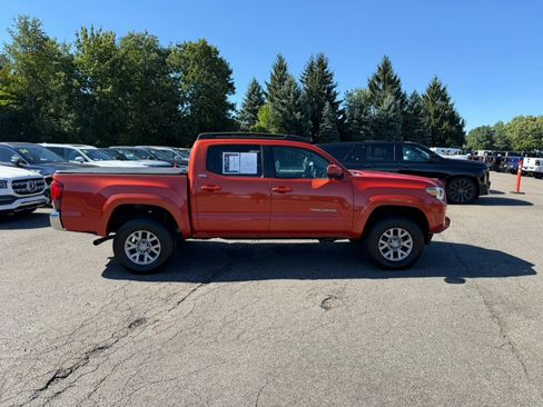 Used 2018 Toyota Tacoma SR5 AWD/4WD image 7