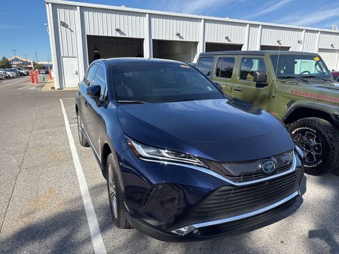 Used 2023 Toyota Venza Limited image 3