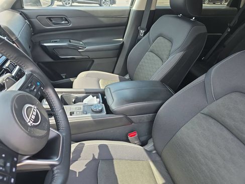 Used 2024 Nissan Pathfinder SV AWD/4WD image 17