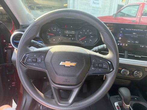 Used 2025 Chevrolet Trax LS w/ Driver Confidence Package FWD image 15