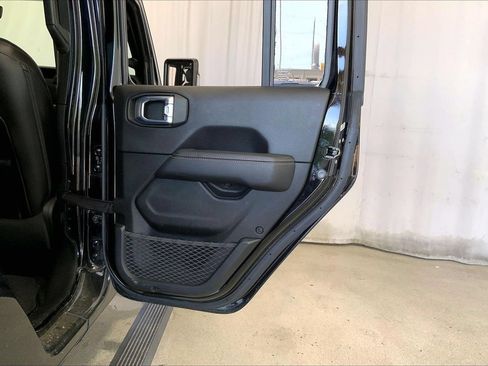 Used 2022 Jeep Gladiator Overland AWD/4WD image 23