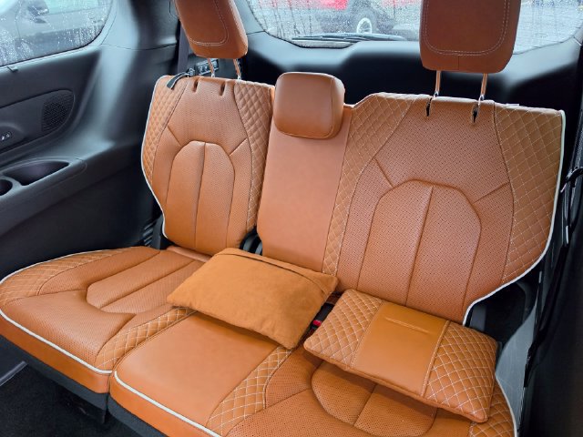 Used 2025 Chrysler Pacifica Pinnacle FWD image 10
