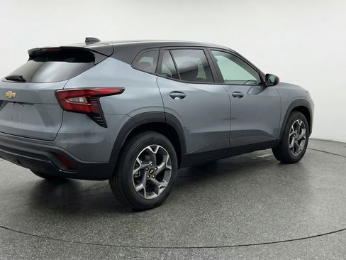 Used 2025 Chevrolet Trax LT w/ LT Convenience Package image 9