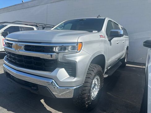 Used 2022 Chevrolet Silverado 1500 LT w/ Z71 Off-Road Package AWD/4WD image 1