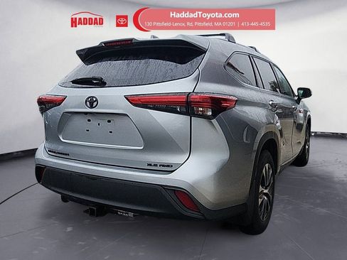 Used 2021 Toyota Highlander XLE AWD/4WD image 6