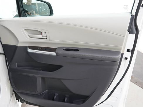 Used 2021 Toyota Sienna LE AWD/4WD image 11