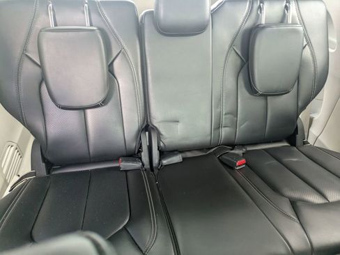 Used 2023 Chrysler Pacifica Touring-L image 29