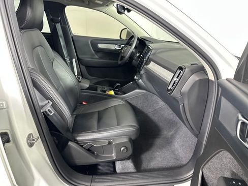 Used 2024 Volvo XC40 B5 Core image 27