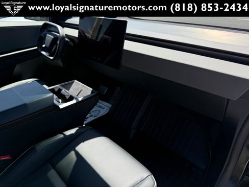 Used 2024 Tesla Cybertruck AWD Crew Cab image 30