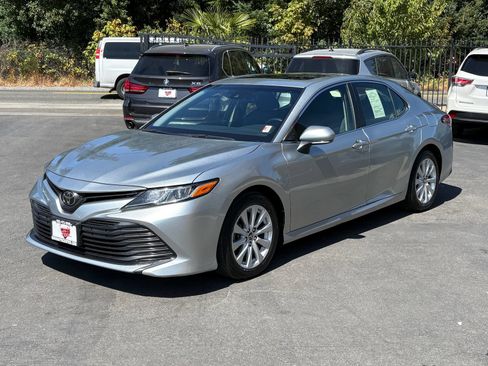 Used 2018 Toyota Camry LE w/ Moonroof Package FWD image 3