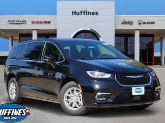 New 2026 Chrysler Pacifica Select video 1