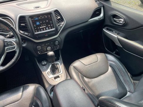 Used 2017 Jeep Cherokee Trailhawk AWD/4WD image 15