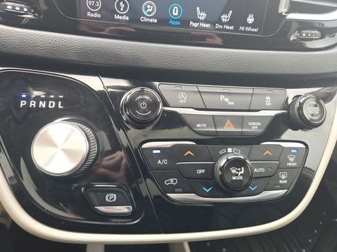 Used 2018 Chrysler Pacifica Touring-L Plus w/ Tire & Wheel Group image 26