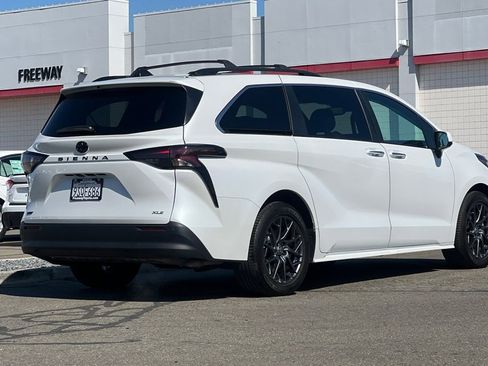 Used 2025 Toyota Sienna XLE FWD image 5