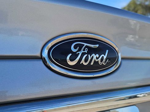 Used 2017 Ford Fusion SE w/ Fusion SE Technology Package image 12