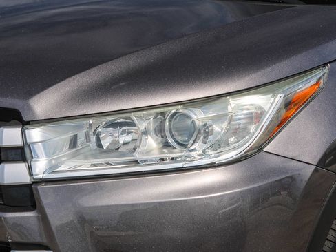 Used 2018 Toyota Highlander Plus FWD image 10