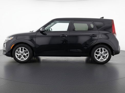 Used 2025 Kia Soul LX FWD image 5