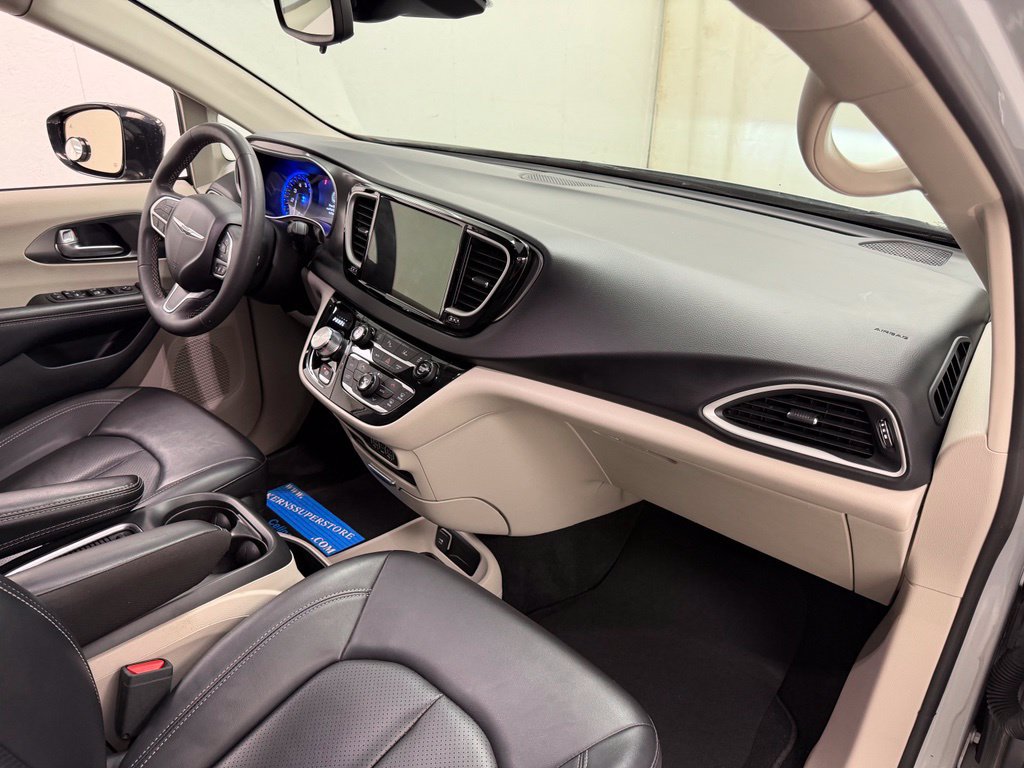 Used 2024 Chrysler Pacifica Touring-L FWD image 13