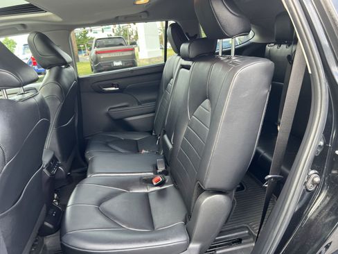 Used 2024 Toyota Highlander XLE AWD/4WD image 25