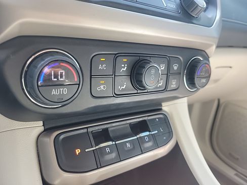 Used 2023 GMC Acadia Denali w/ Denali Ultimate Package FWD image 29