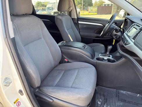 Used 2018 Toyota Highlander LE FWD image 24