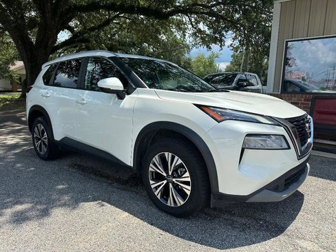 Used 2022 Nissan Rogue SV w/ SV Premium Package image 2