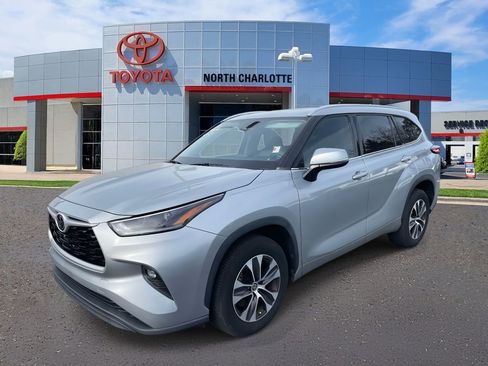 Used 2021 Toyota Highlander XLE image 6