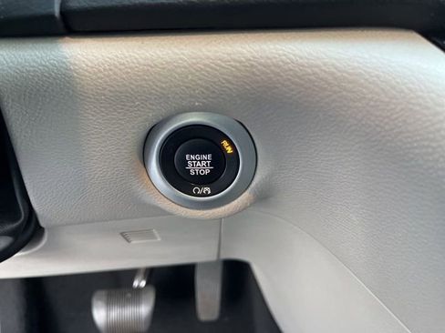 Used 2023 Chrysler Pacifica Touring-L image 25