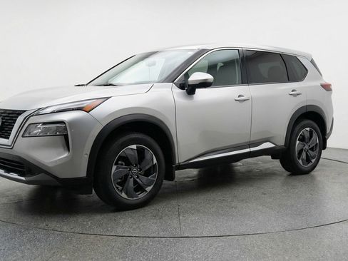 Used 2025 Nissan Rogue SV FWD image 3