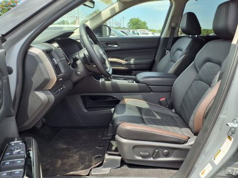 Used 2025 Nissan Pathfinder Platinum w/ Cargo Package AWD/4WD image 10