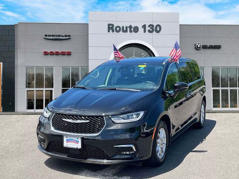Used 2023 Chrysler Pacifica Touring-L FWD image 2