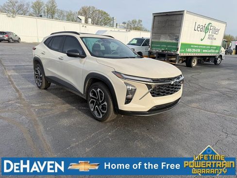 Used 2026 Chevrolet Trax RS w/ Sunroof Package FWD image 8