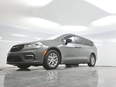 Used 2025 Chrysler Pacifica Select FWD image 64