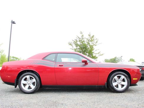 Used 2010 Dodge Challenger SE RWD image 5