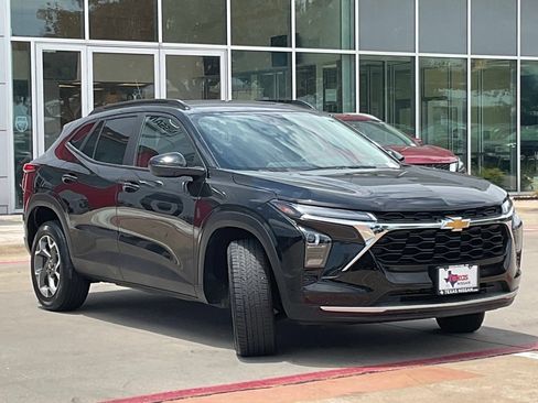 Used 2025 Chevrolet Trax LT w/ LT Convenience Package FWD image 3