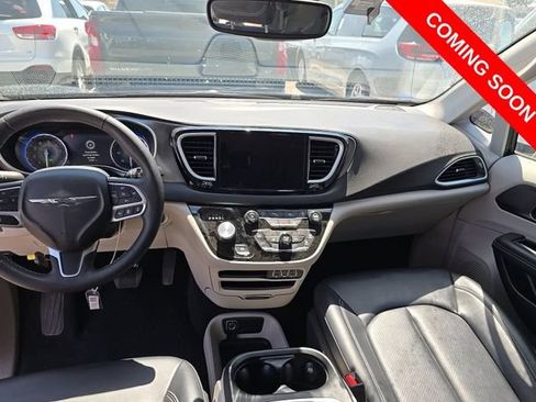 Used 2024 Chrysler Pacifica Touring-L FWD image 7