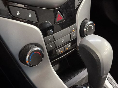 Used 2014 Chevrolet Cruze LS FWD image 17