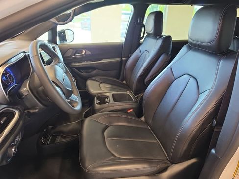 Used 2026 Chrysler Pacifica Select FWD image 14