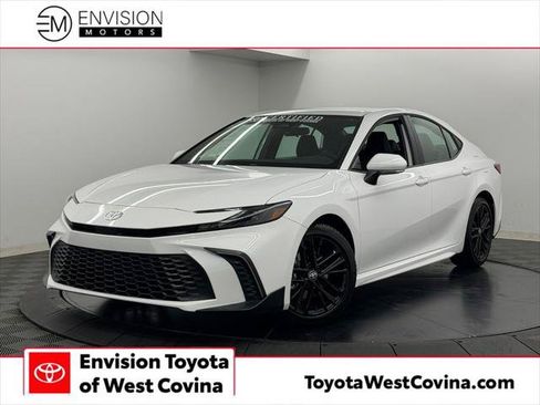Used 2026 Toyota Camry SE FWD image 1