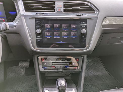 Used 2023 Volkswagen Tiguan SE AWD/4WD image 21