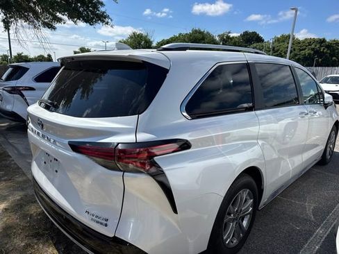 Used 2024 Toyota Sienna Platinum AWD/4WD image 5