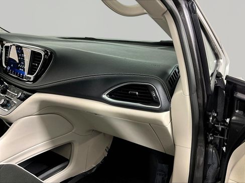 Used 2023 Chrysler Pacifica Limited FWD image 27