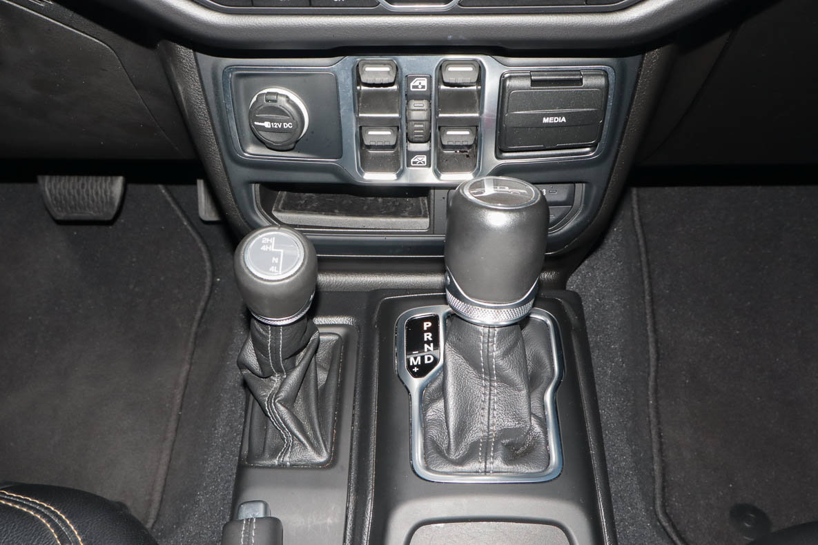Used 2025 Jeep Gladiator Mojave AWD/4WD image 11