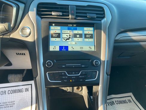 Used 2017 Ford Fusion SE w/ Fusion SE Technology Package image 22