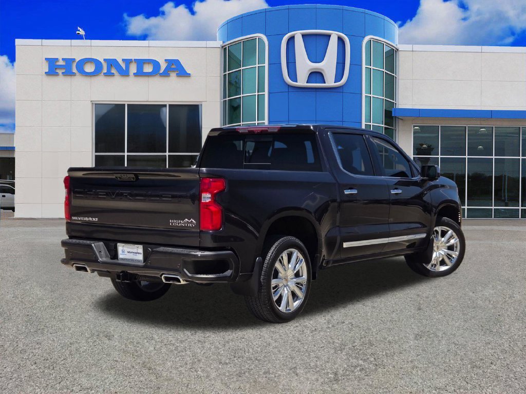 Used 2024 Chevrolet Silverado 1500 High Country w/ High Country Premium Package AWD/4WD image 3