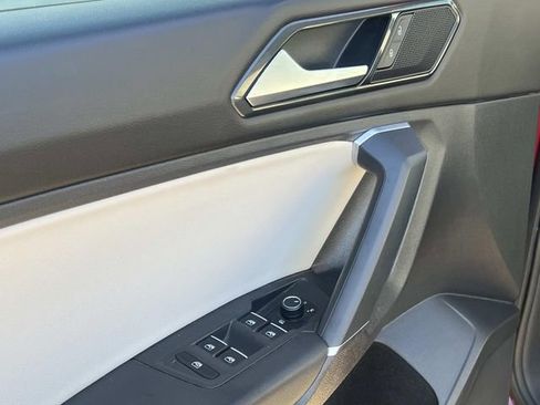 Used 2018 Volkswagen Tiguan SEL image 11