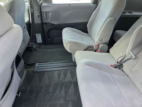 Used 2015 Toyota Sienna LE image 12