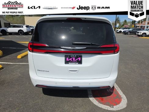 Used 2023 Chrysler Pacifica Touring-L FWD image 5