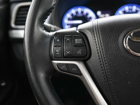 Used 2019 Toyota Highlander XLE AWD/4WD image 25