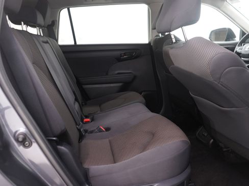 Used 2024 Toyota Highlander LE image 15